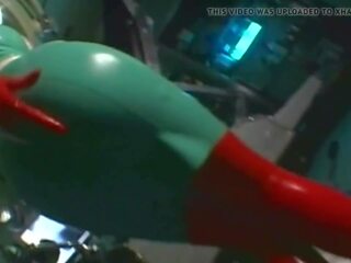 Labi zināms japānieši medmāsa milks loceklis uz sarkans lateks cimdi