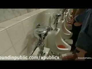 Grupa z geje w publiczne toilets handjobs i robienie loda