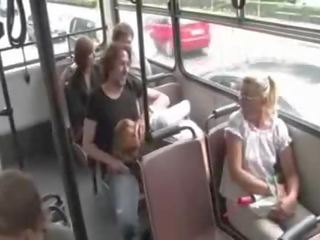 Bitchy zoek roodharige walked in publiek gebonden zuigt peter in publiek transport