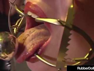 Mủ cao su trẻ người phụ nữ rubberdoll performs điên bondage trên mina