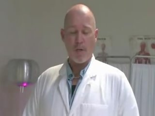 거유 둥근 몸 귀염둥이 엿 과 의해 파괴됨 에 에 morgue 로 갱 의 험악한 병원 직원